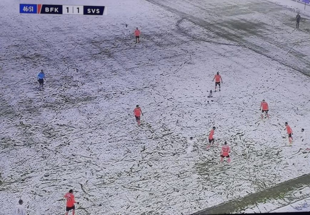 Đội bóng Thổ Nhĩ Kỳ ‘hack não’ khán giả khi mặc áo trắng thi đấu giữa trời tuyết