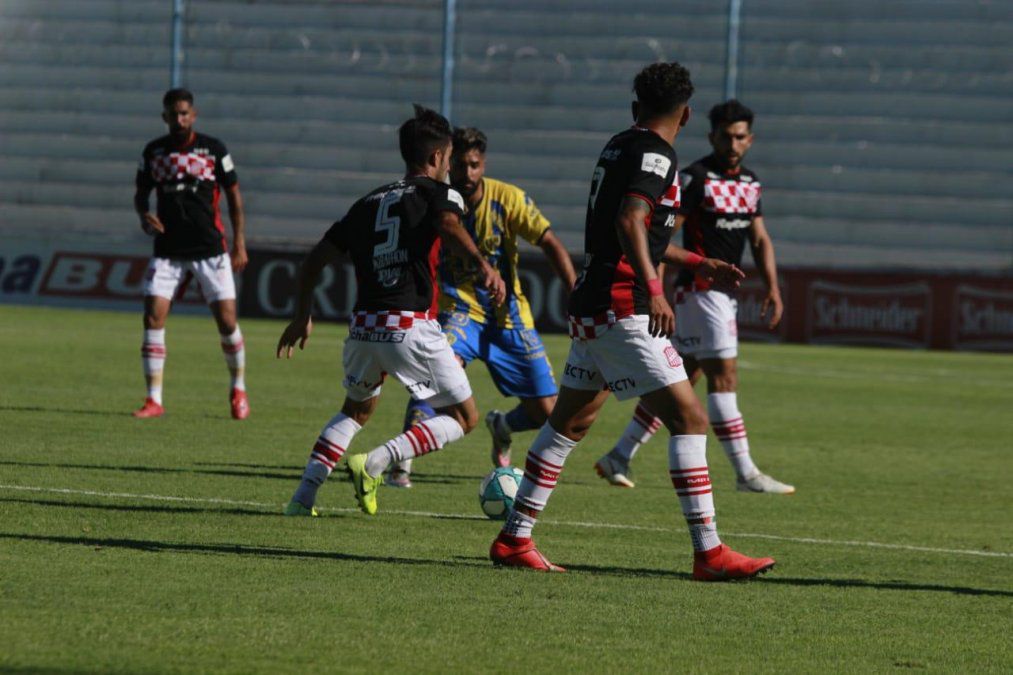Trận đấu play-off ở giải hạng Nhì Tây Ban Nha (Primera B Nacional), giữa Atlanta (áo vàng) và San Martin để lại nhiều biến cố.