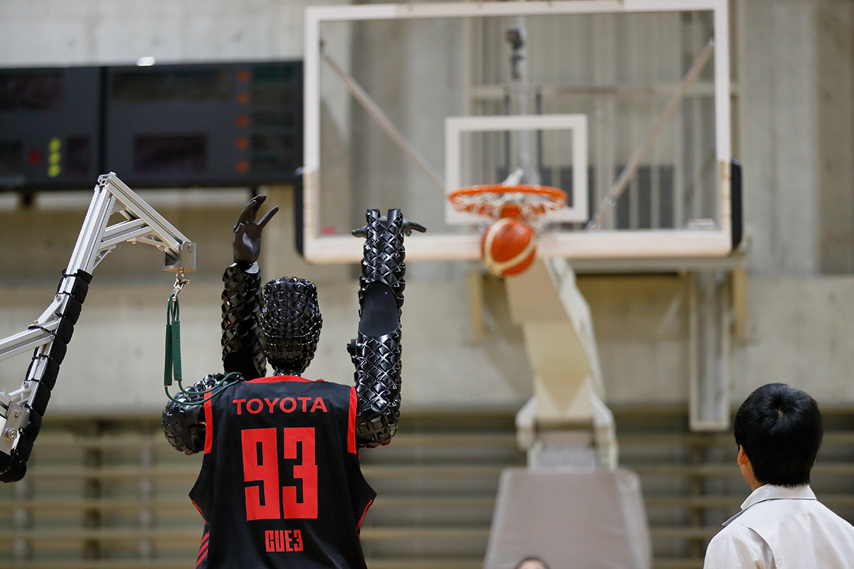 Robot chơi bóng rổ gây kinh ngạc ở Nhật Bản