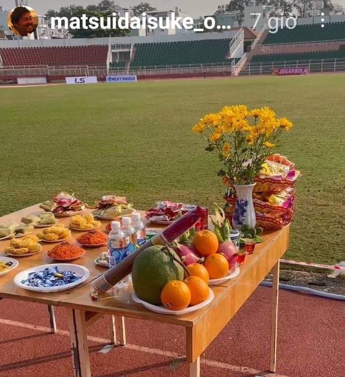 Daisuke Matsui đăng lên trang cá nhân ảnh đội bóng chủ quản Sài Gòn FC 'cúng kính' trước trận đấu với HAGL. Ảnh: Instagram.