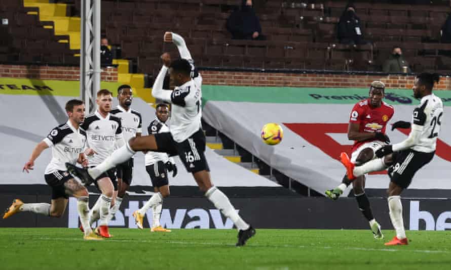 Siêu phẩm bằng chân trái của Pogba giúp MU kiếm trọn 3 điểm trước Fulham. Ảnh: Getty.