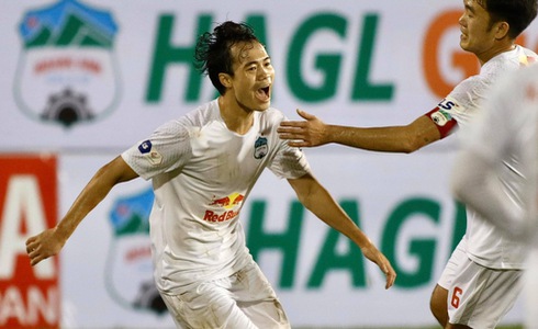 Văn Toàn ghi bàn ấn định chiến thắng 2-1 cho HAGL. Ảnh: Hoàng Tùng.