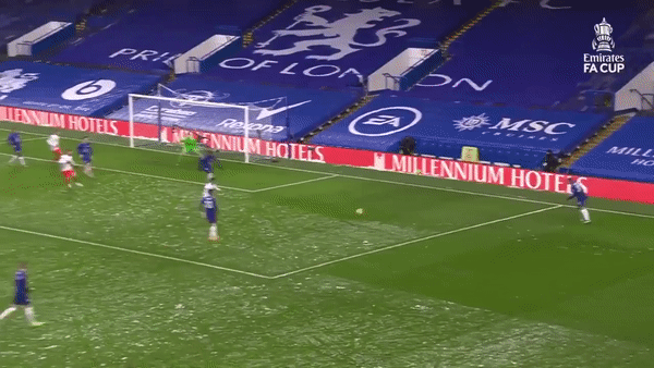 Kepa mắc lỗi trong bàn thua của Chelsea.