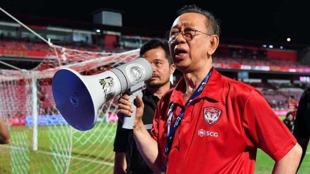 Chủ tịch Muangthong United, ông Wilak Lohtong có những phát ngôn mạnh mẽ trên truyền thông Thái Lan. Ảnh: Siam.