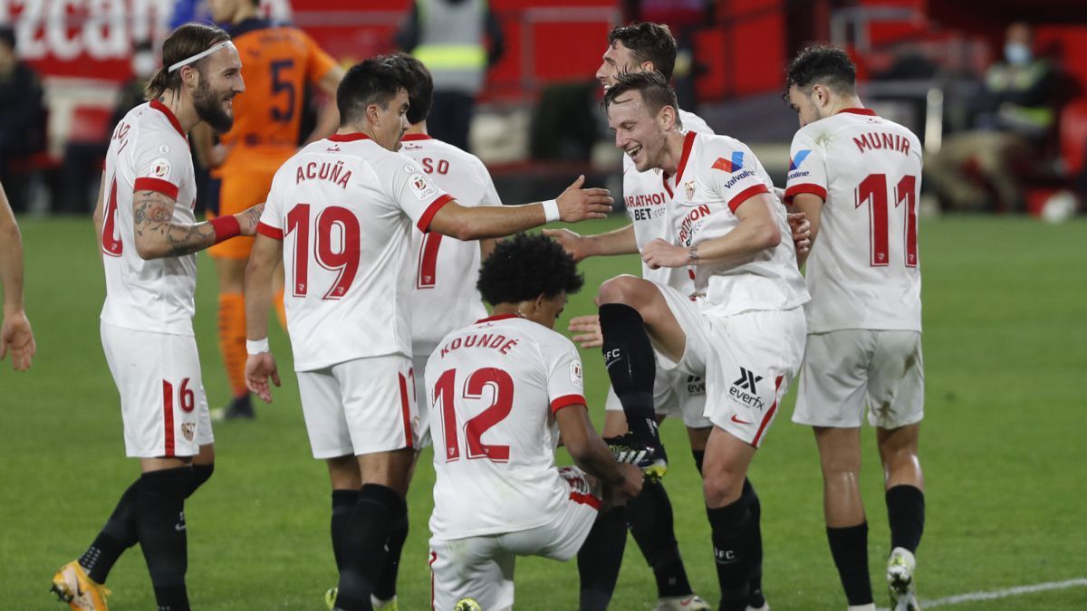 CLB Sevilla tạo nên cơn sốt trên mạng xã hội vì một bàn thắng. Ảnh: Getty.