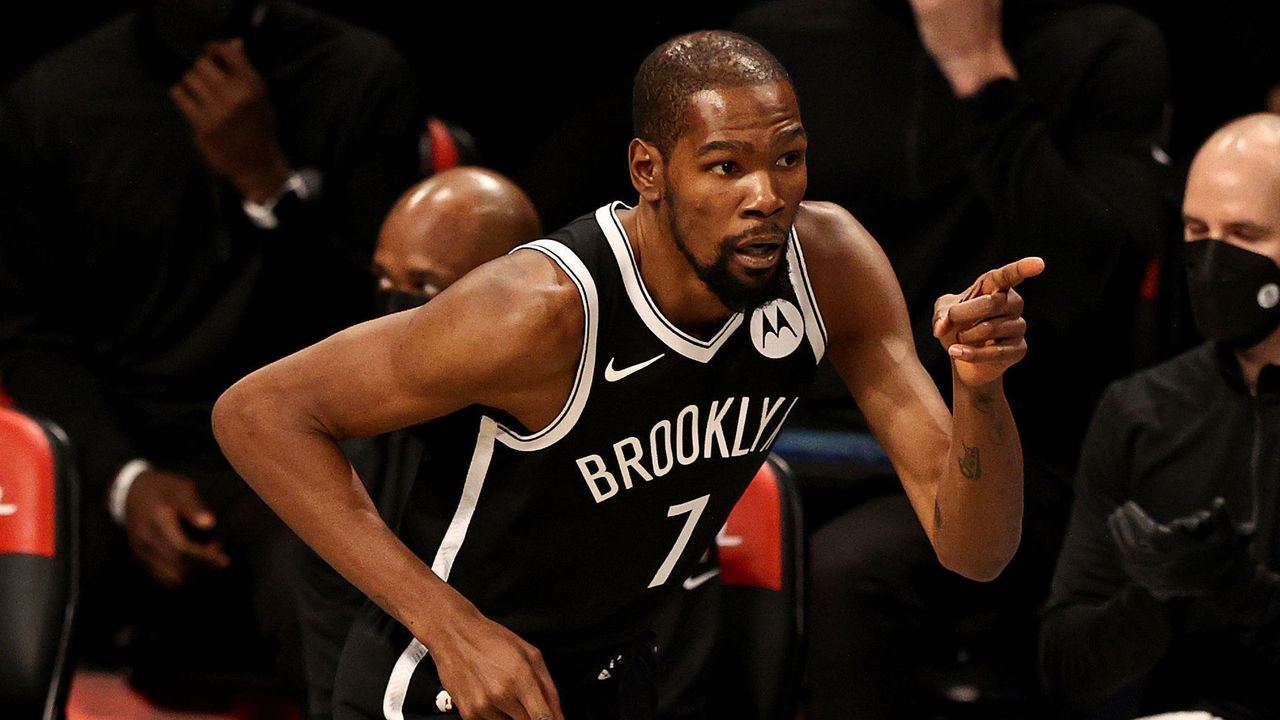 Ngôi sao bóng rổ nổi tiếng Kevin Durant rơi vào tình cảnh oái ăm.