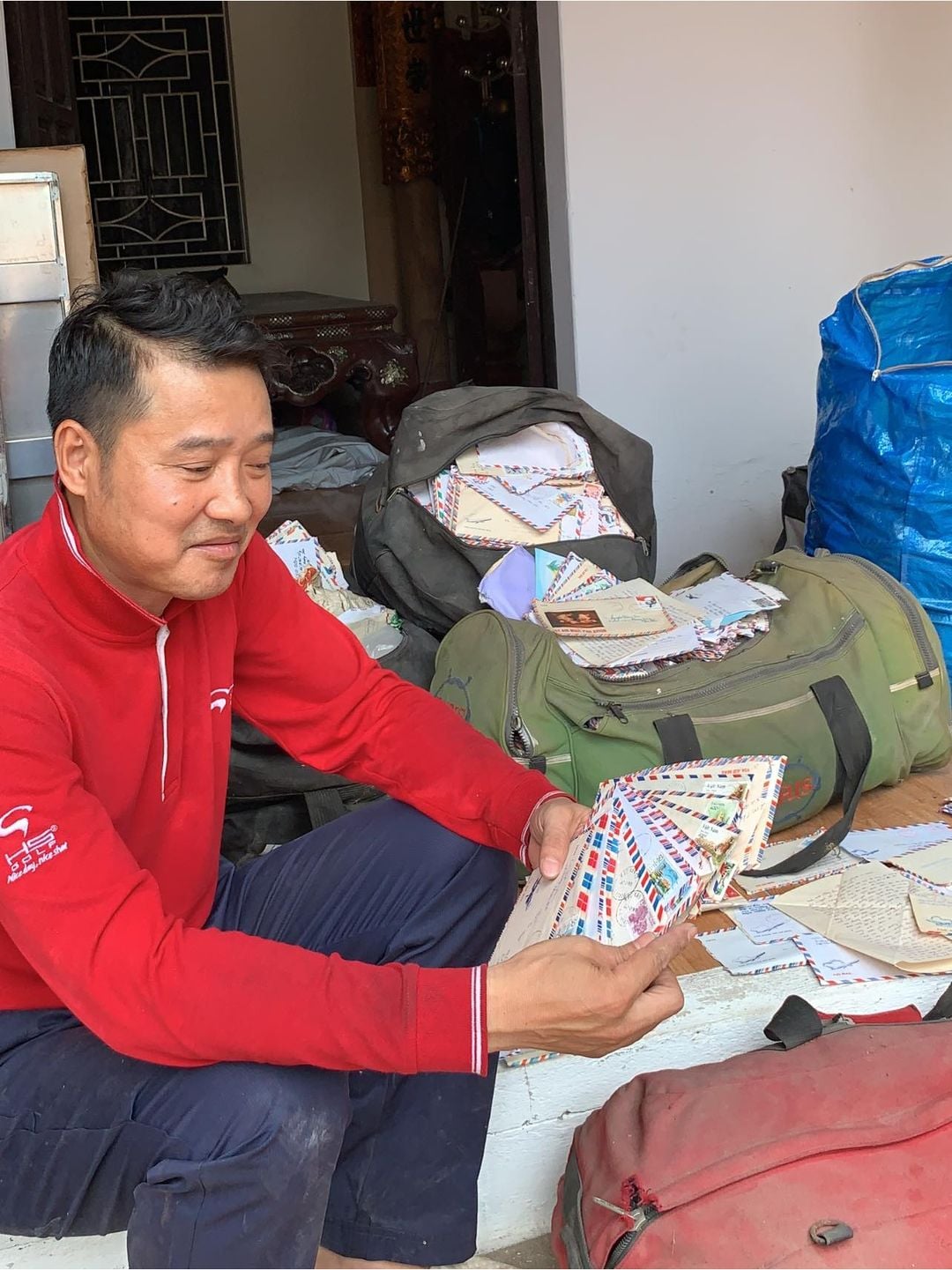 Cựu danh thủ Hồng Sơn khoe bộ sưu tập thư ‘đông như quân Nguyên’