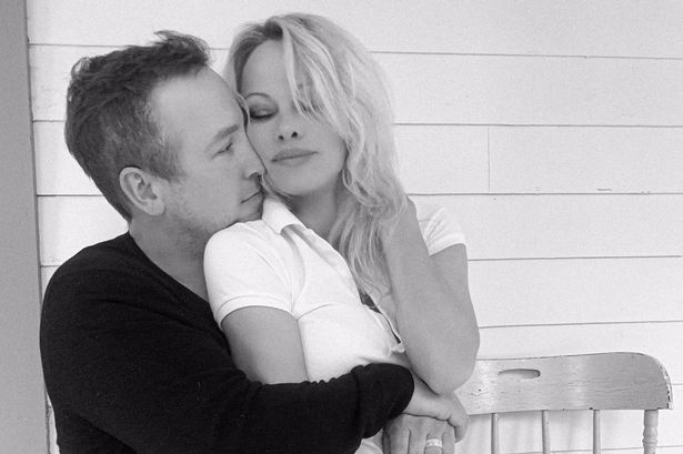 Pamela Anderson kết hôn với vệ sỹ ở tuổi 53.