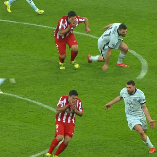 Suarez bất lực trong một tình huống bị Kovavic 'khóa mồm'.