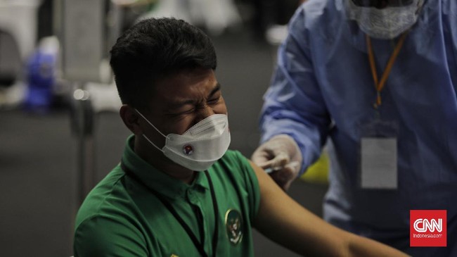 Thành viên đội U22 Indonesia được tiêm vaccine. Ảnh: CNN.