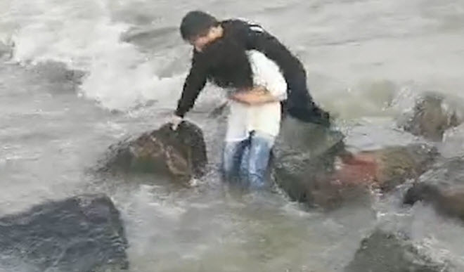 Ảnh chụp cảnh Võ sư Vương Chiêm Hải cứu cô gái nhảy sông tự vẫn
