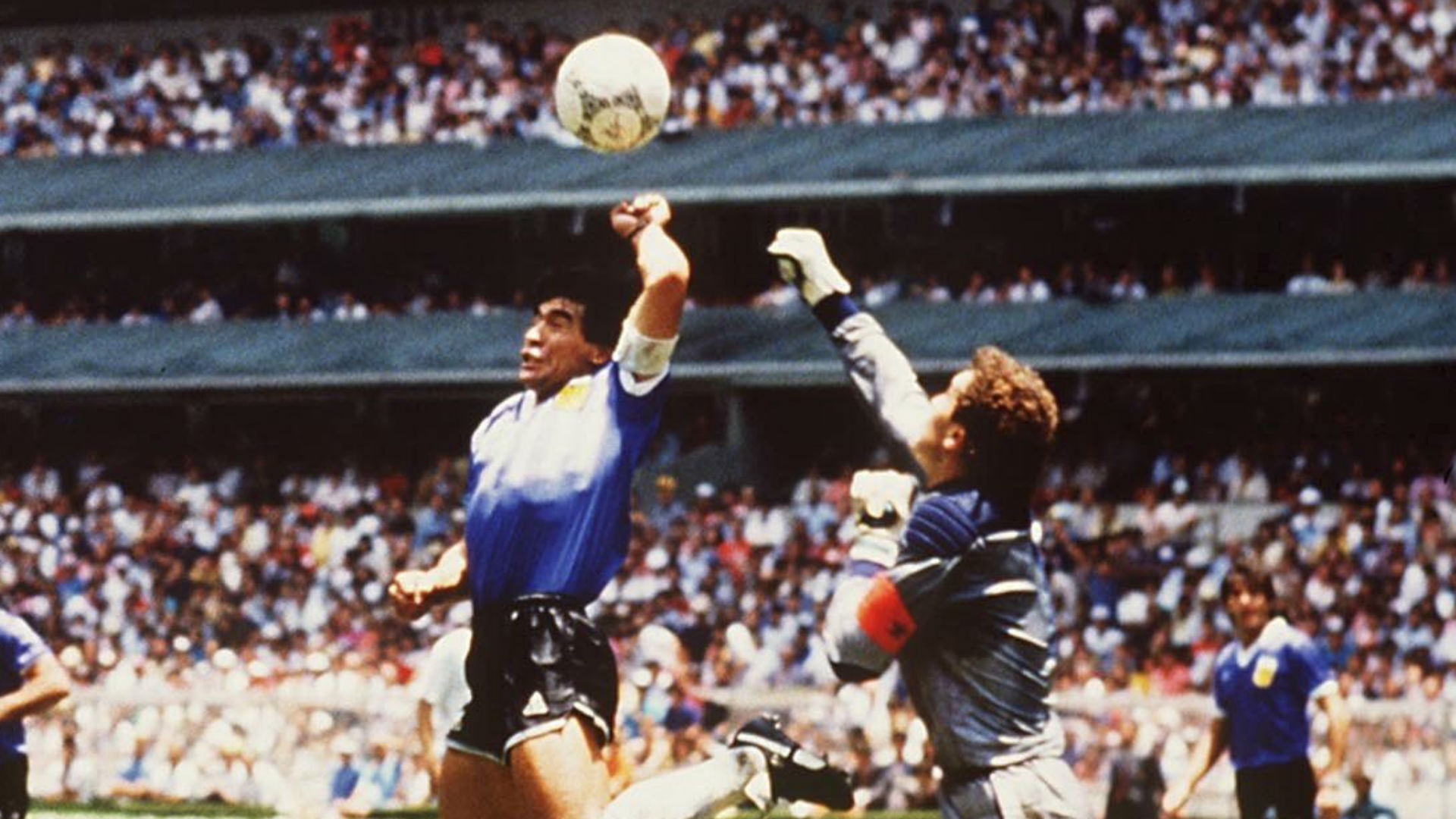 Maradona tỉnh bơ nói “tui đánh đầu ghi bàn đó chớ” sau trận thắng tuyển Anh ở World Cup 1986. Ảnh: CNN.