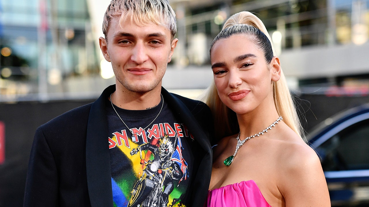 Dua Lipa hạnh phúc bên bạn trai Anwar Hadid