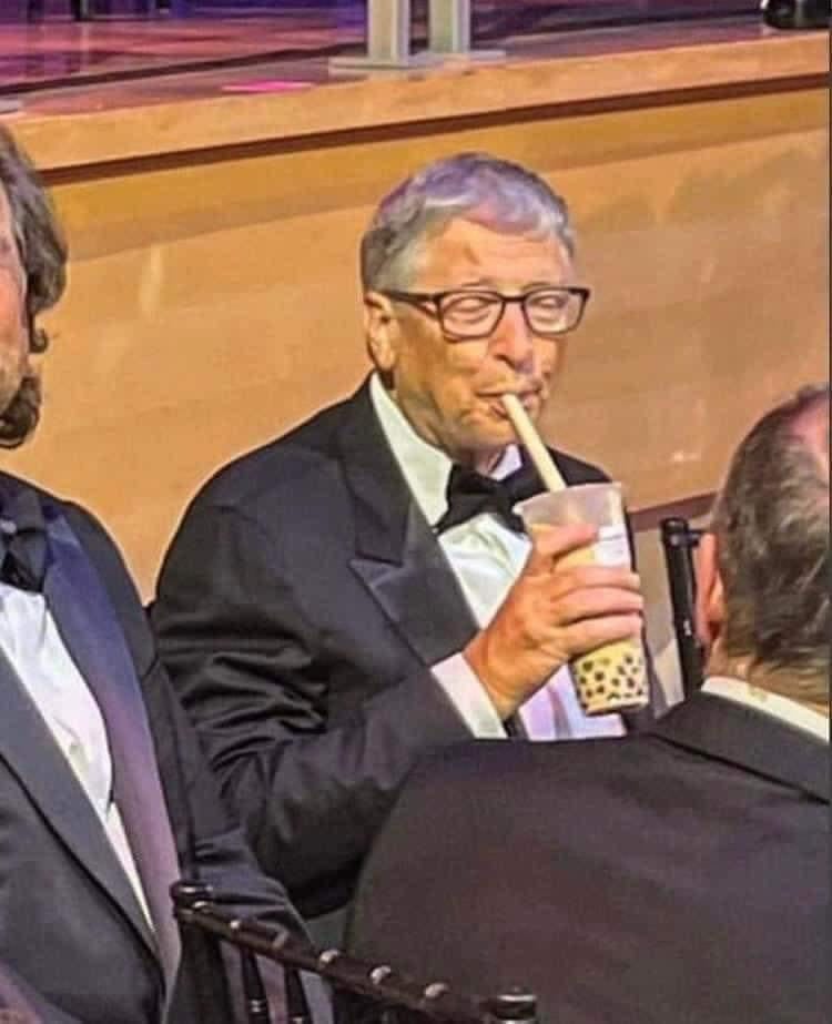 Một góc chụp khác cho thấy Bill Gates rất thích thú với hương vị trà sữa trân châu.