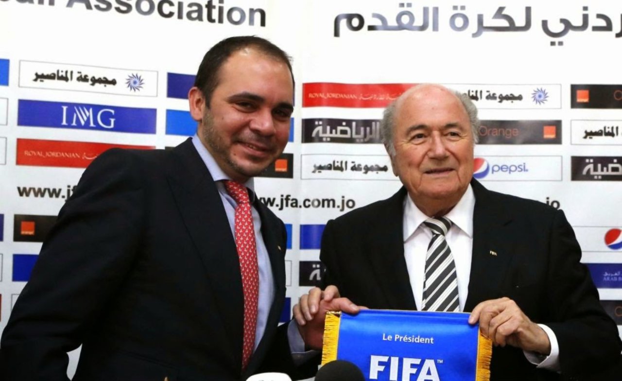 Rút kinh nghiệm từ sau lần thất bại trước Blatter, hoàng tử Ali bin Hussein (trái) sẽ trở lại mạnh hơn ở cuộc bầu cử FIFA -andina.com.pe