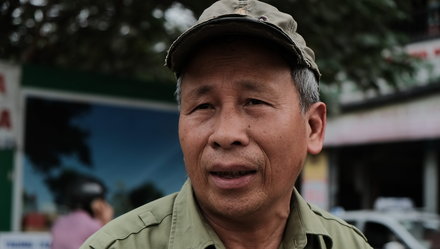 Ông Nguyễn Huy Xuyên có 5 năm chạy xe ôm trên trục đường Lê Văn Lương - Tố Hữu. Ảnh: Nam Trần