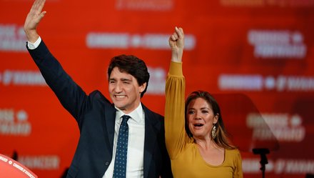 Ông Trudeau và vợ, bà Sophie Gregoire Trudeau, hoan hỉ sau kết quả bầu cử. Ảnh: Reuters
