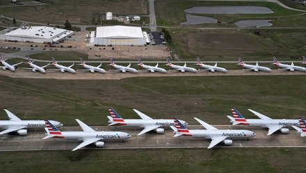 Máy bay của hãng American Airlines xếp hàng dài trên đường lăn. Ảnh: Reuters