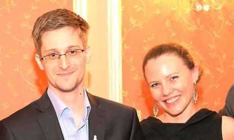 Sarah Harrison cùng cựu nhân viên NSA Edward Snowden tại Matxcơva tháng 10-2013 - Ảnh: Guardian