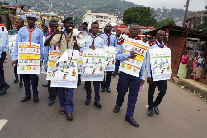 Các thành viên của UNICEF tuần hành tuyên truyền thông tin về triệu chứng của bệnh do virút Ebola và cách phòng ngừa lây lan tại Freetown, Sierra Leone ngày 6-8 - Ảnh: Reuters