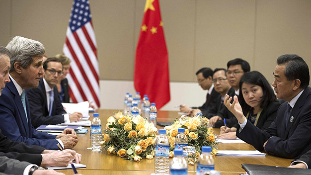 Ngoại trưởng Mỹ John Kerry trao đổi với Ngoại trưởng Trung Quốc Vương Nghị tại cuộc gặp riêng ở Hội nghị các ngoại trưởng ASEAN tại Nay Pyi Taw ngày 9-8 - Ảnh: Reuters