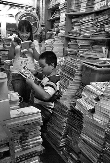 Nhiều nghiên cứu cho thấy trẻ đọc trên giấy nhớ lâu hơn so với đọc trên màn hình - Ảnh: Nguyễn Việt Thanh