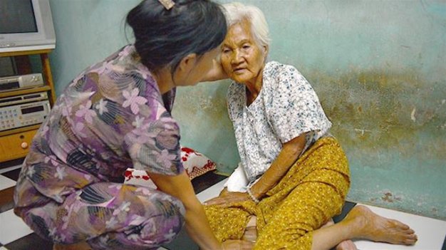 Chăm sóc người bệnh, nhất là người lớn tuổi, cần kiên nhẫn và đầy tình yêu thương - Ảnh: Quang Định