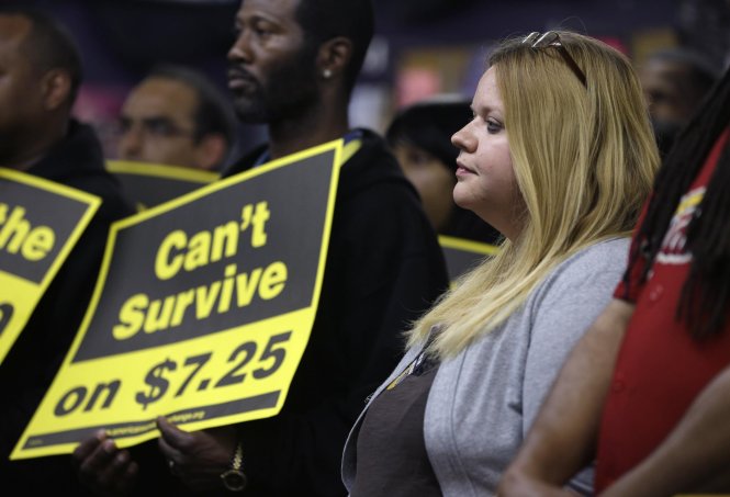 Người lao động Mỹ với tấm biển mang dòng chữ: “Không sống nổi với 7,25 USD”. Mức lương tối thiểu theo quy định liên bang ở Mỹ hiện là 7,25 USD/giờ