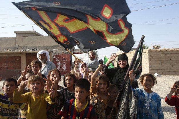 Người Shiite Iraq vui mừng sau khi quân đội Iraq được không quân Mỹ yểm trợ hỏa lực đã giải vây hoàn toàn thị trấn Amerli ngày 1-9 để cứu 16.000 người Shiite bị IS vây hãm từ hai tháng trước - Ảnh: Reuters