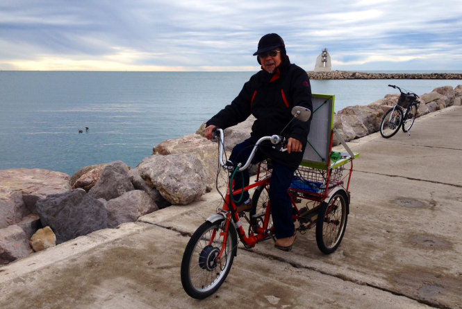 Đạo diễn Phạm Văn Nhận ra biển bằng chiếc xe đạp năng lượng mặt trời tự chế - Ảnh nhân vật cung cấp