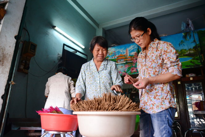 Kiểm tra nhang thành phẩm - Ảnh: Hữu Khoa