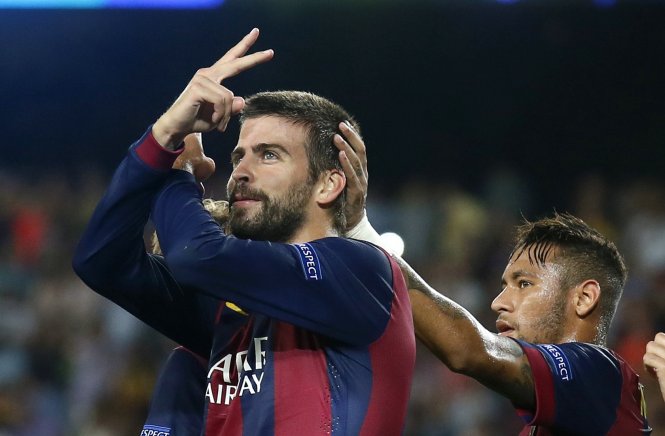 Gerard Piqué (trái) ăn mừng bàn thắng trong trận Barca thắng APOEL Nicosia ở Champions Leage tuần rồi. Anh bị nhiều người chỉ trích vì ủng hộ trưng cầu ý dân cho Catalonia, dù vẫn cống hiến rất nhiều cho đội tuyển Tây Ban Nha - Ảnh: Reuters