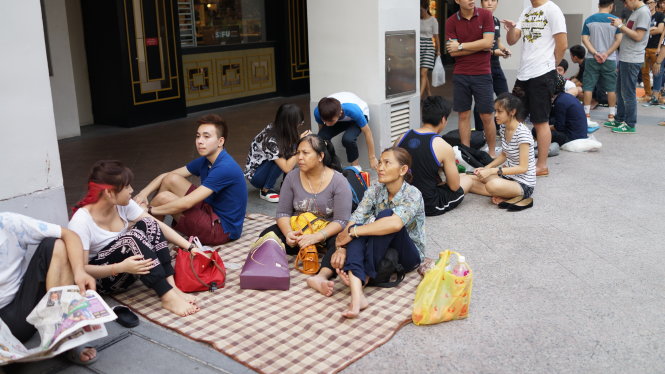 Người Việt qua Singapore xếp hàng mua iPhone 6 - Ảnh: Thuận Thắng