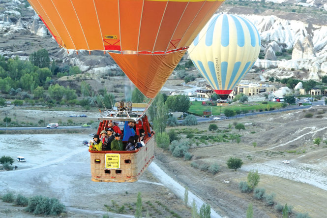 Một nhóm du khách Nhật thích thú trên khinh khí cầu để ngắm cảnh thung lũng Nấm