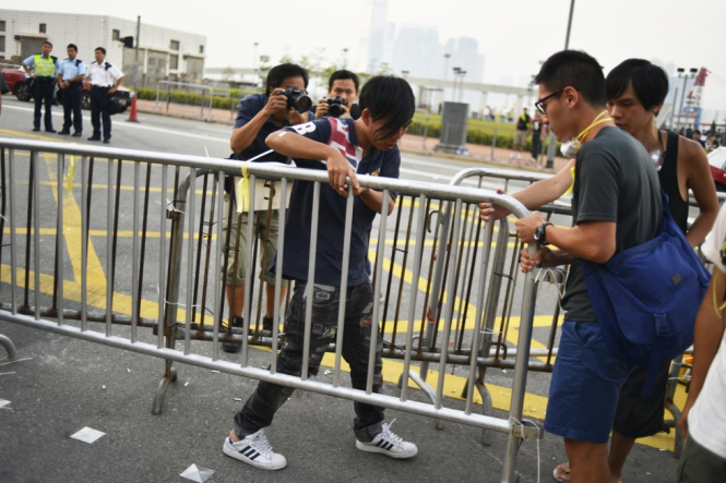 Sinh viên tháo dỡ rào cản trên đường đến các văn phòng đặc khu Hong Kong sáng 6-10 - Ảnh: N.C.T