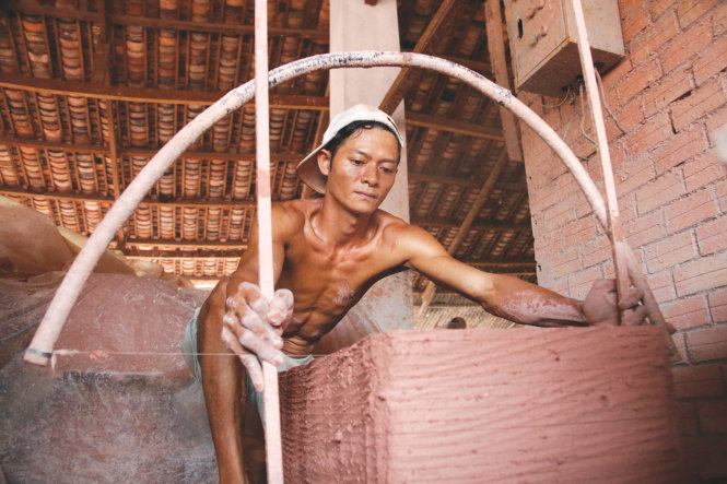 Những tấm đất sét được cắt bằng bàn tay điêu luyện của thợ gốm