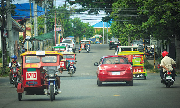 Đường sá ở Tacloban đã nhộn nhịp hơn với những chiếc xích lô máy