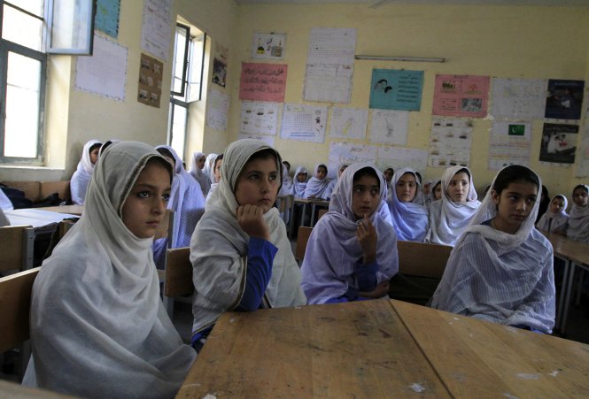 Những em gái tại một lớp học ở Mingora, thành phố quê hương của Malala Yousafzai, khi hay tin cô đoạt giải Nobel hòa bình - Ảnh: Reuters