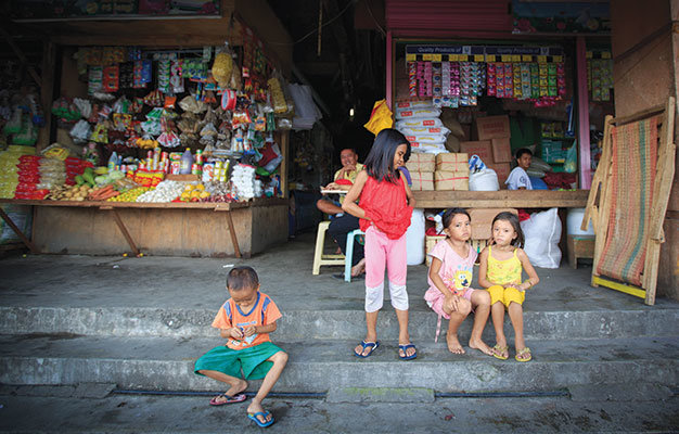 Những đứa trẻ chơi trước các quầy hàng tại một khu chợ trung tâm