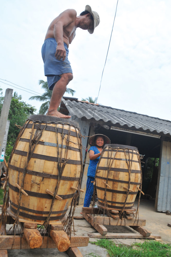 Ông Năm Nhỏ dùng bàn chân chài căng mặt da trống