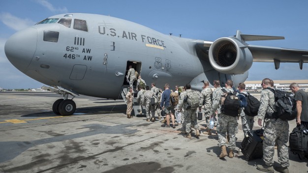 Nhóm 30 binh sĩ Mỹ lên chiếc Air Force C-17 tại sân bay quốc tế ở Dakar (Senegal) để bay đến Liberia trong nỗ lực chống lây lan virút Ebola - Ảnh: Reuters