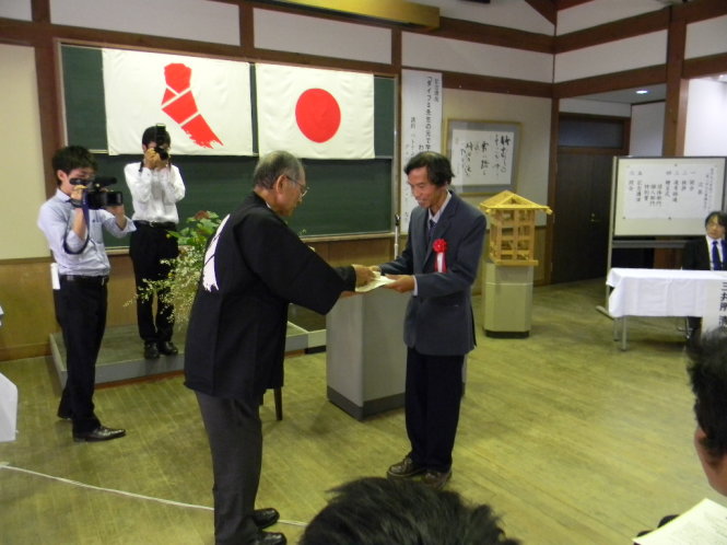 Ông Nguyễn Thượng Hỷ (phải) nhận giải thưởng Daifumi của Trường đại học Toyama, Nhật Bản, tôn vinh những đóng góp trong việc trùng tu bảo tồn di tích cổ - Ảnh: nhân vật cung cấp