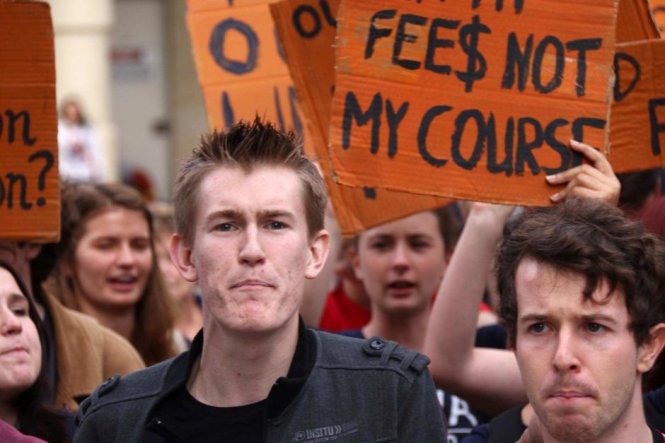 Sinh viên Úc biểu tình hồi tháng 5 phản đối việc chính phủ bãi bỏ chính sách học phí để cho phép các trường tự đưa ra mức phí - Ảnh: abc.net.au
