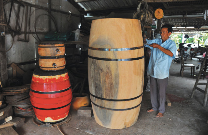 Nghệ nhân Út Lương làm trống sấm, còn gọi là trống bát nhã (cao 1,7m, rộng 0,8m)