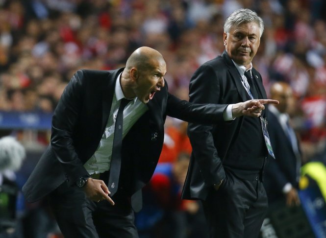 Zidane (trái) hăng hái chỉ đạo khi còn làm trợ lý cho HLV Ancelotti ở Real Madrid