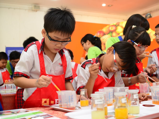 Các học sinh tiểu học ở TP.HCM tham gia chương trình Thí nghiệm cho bé (BASF Kids' lab) do Công ty BASF (Đức) tổ chức. Đây là chương trình giúp các em tìm hiểu khoa học bằng những thí nghiệm đơn giản - Ảnh: Đỗ Kim Chung