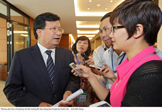Các nhà báo phỏng vấn Bộ trưởng Bộ Xây dựng tại kỳ họp thứ 8, Quốc hội khóa XIII - Ảnh: Việt Dũng