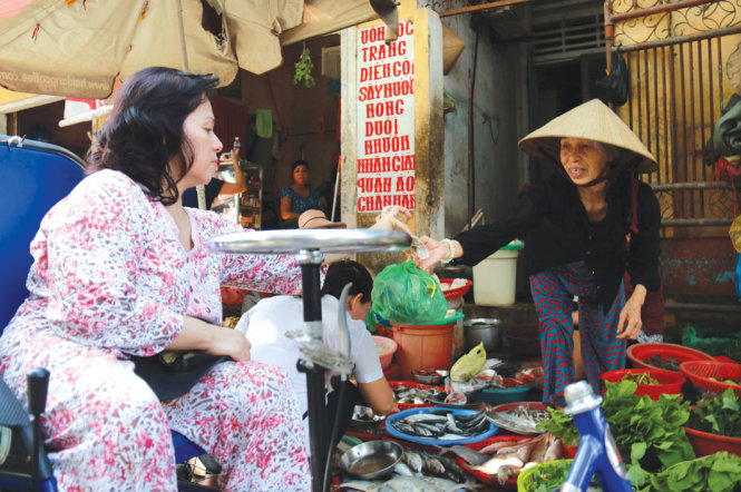 Cha và mẹ già kén ăn nên cô Liên luôn phải tự đi chợ chọn các thức ăn tươi ngon
