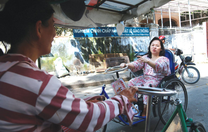 Hình ảnh cô giáo Liên với chiếc xe lăn đã trở nên quen thuộc với người dân trên đường Bến Nghé