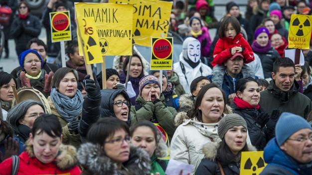 Người dân thủ phủ Nuuk biểu tình phản đối việc khai thác uranium trên đảo Greenland - Ảnh: Artic Journal
